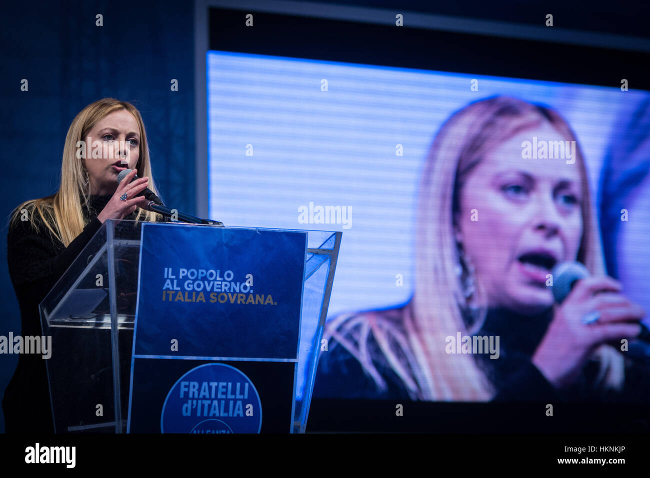 Rome, Italie. 28 janvier, 2017. Leder de l'Italien Fratelli d'Italia, Giorgia Meloni traite les gens de la ' Italia Sovrana'dà démonstration Piazza San Silvestro à Rome, Italie. Dans l'ip. Pré vue, Giorgia Meloni . Credit : Andrea Ron. Chini/Pa. Cifi. Appuyez sur C/Alamy Live News Banque D'Images