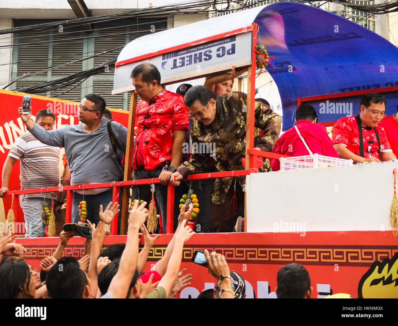 Manille, Philippines. 28 janvier, 2017. Le maire de Manille, Joseph Estrada a conduit la grande parade dans le, à l'occasion de Binondo Nouvel An chinois. Credit : Josefiel Rivera/Pacific Press/Alamy Live News Banque D'Images