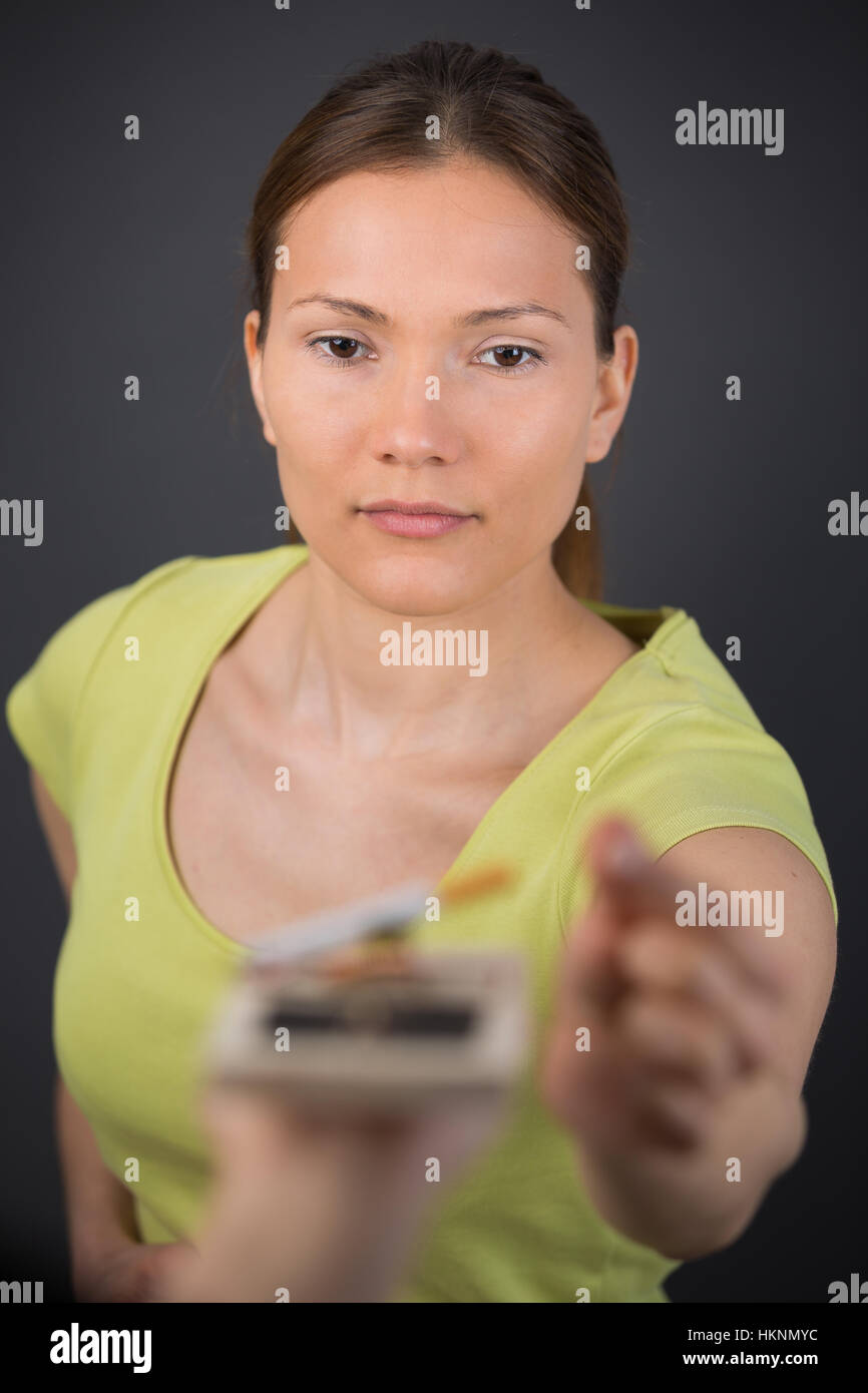 Woman Reaching for cigarette dans une souricière Banque D'Images