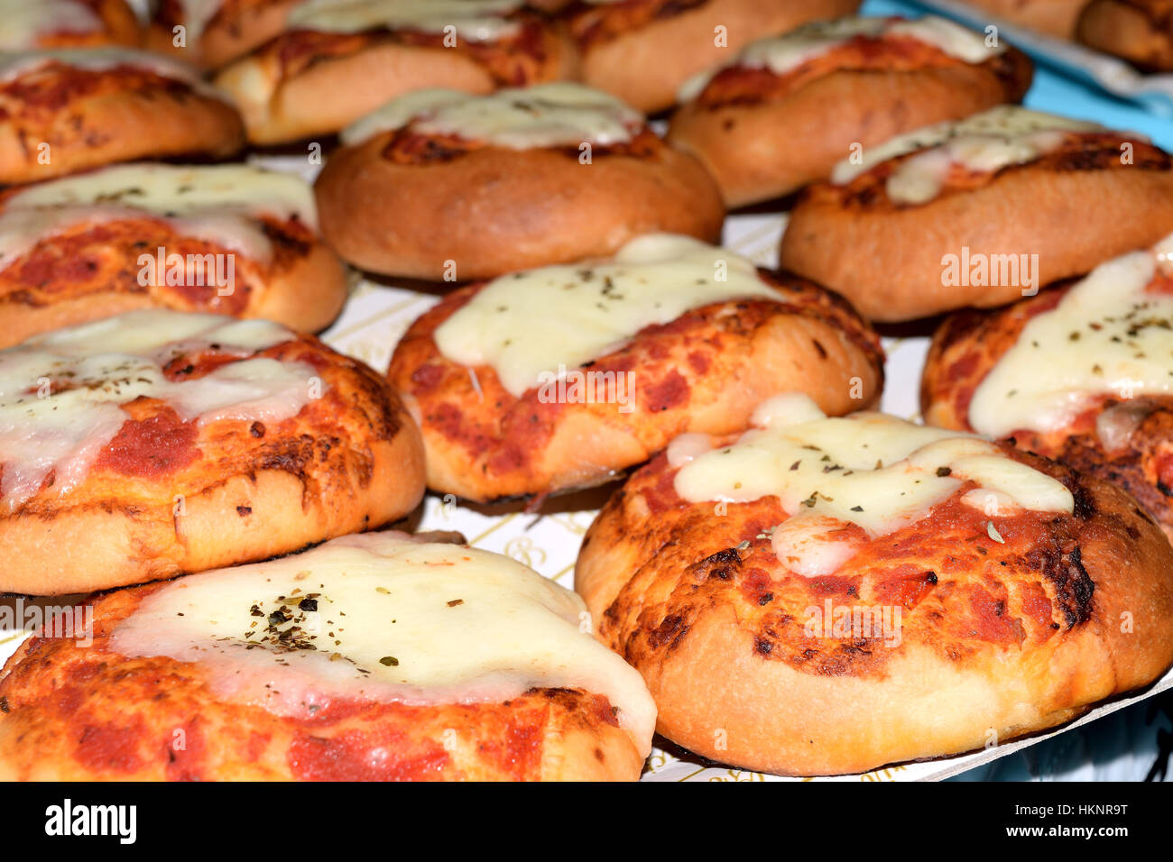 Petite pizza avec la sauce tomate et fromage Banque D'Images