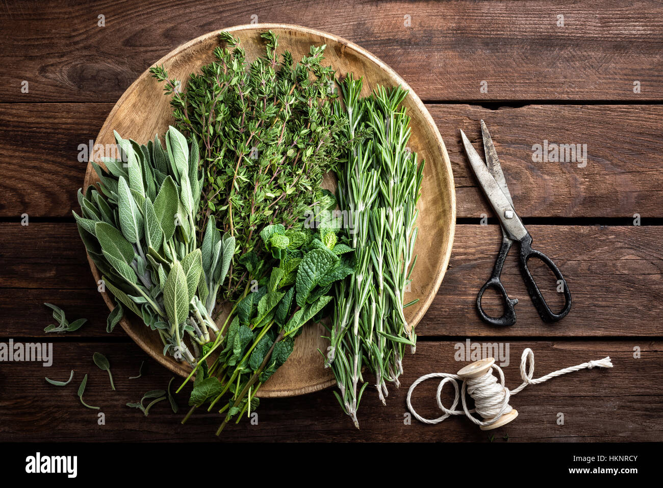 Diverses fines herbes, Romarin, Thym, Menthe et sauge sur fond de bois Banque D'Images