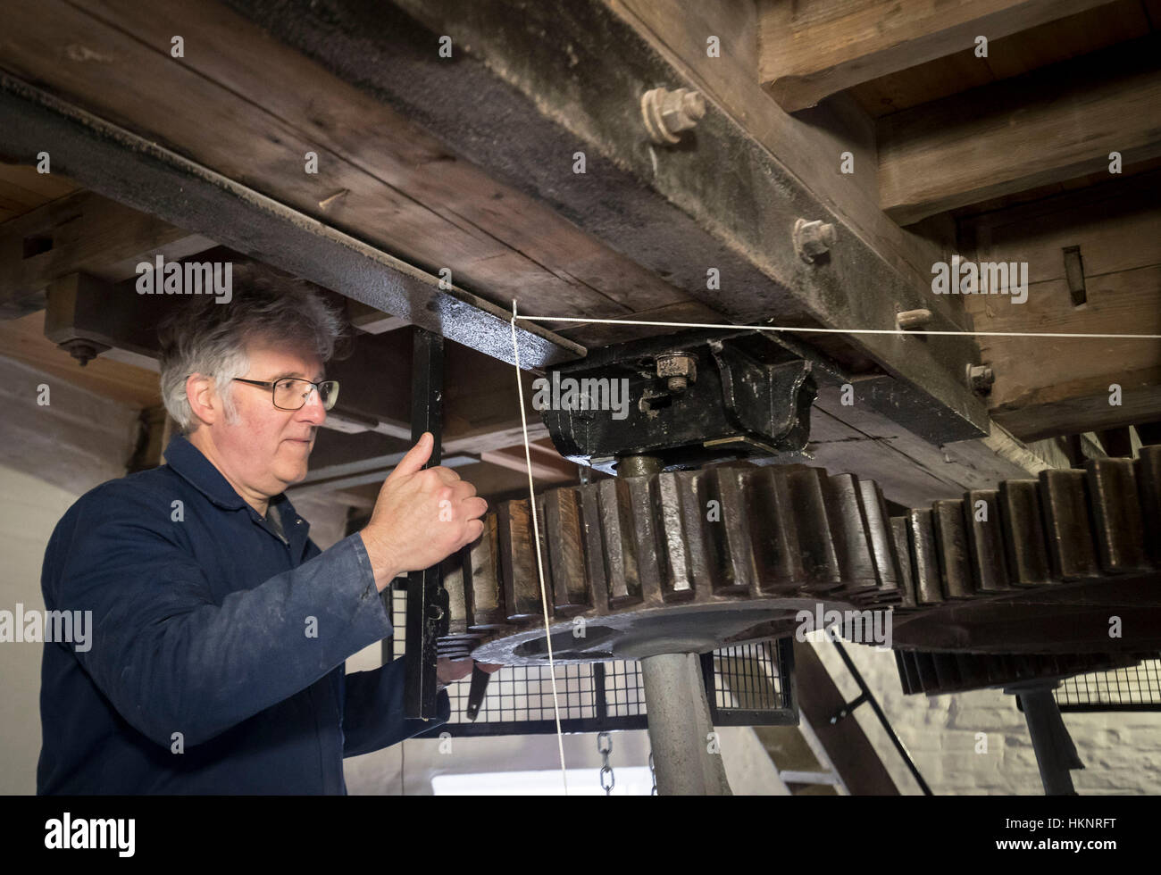 Holgate Moulin Preservation Society Fondation fiduciaire et Stephen Miller formés à l'intérieur du moulin Potts, qui est le plus ancien dans le Yorkshire. Banque D'Images