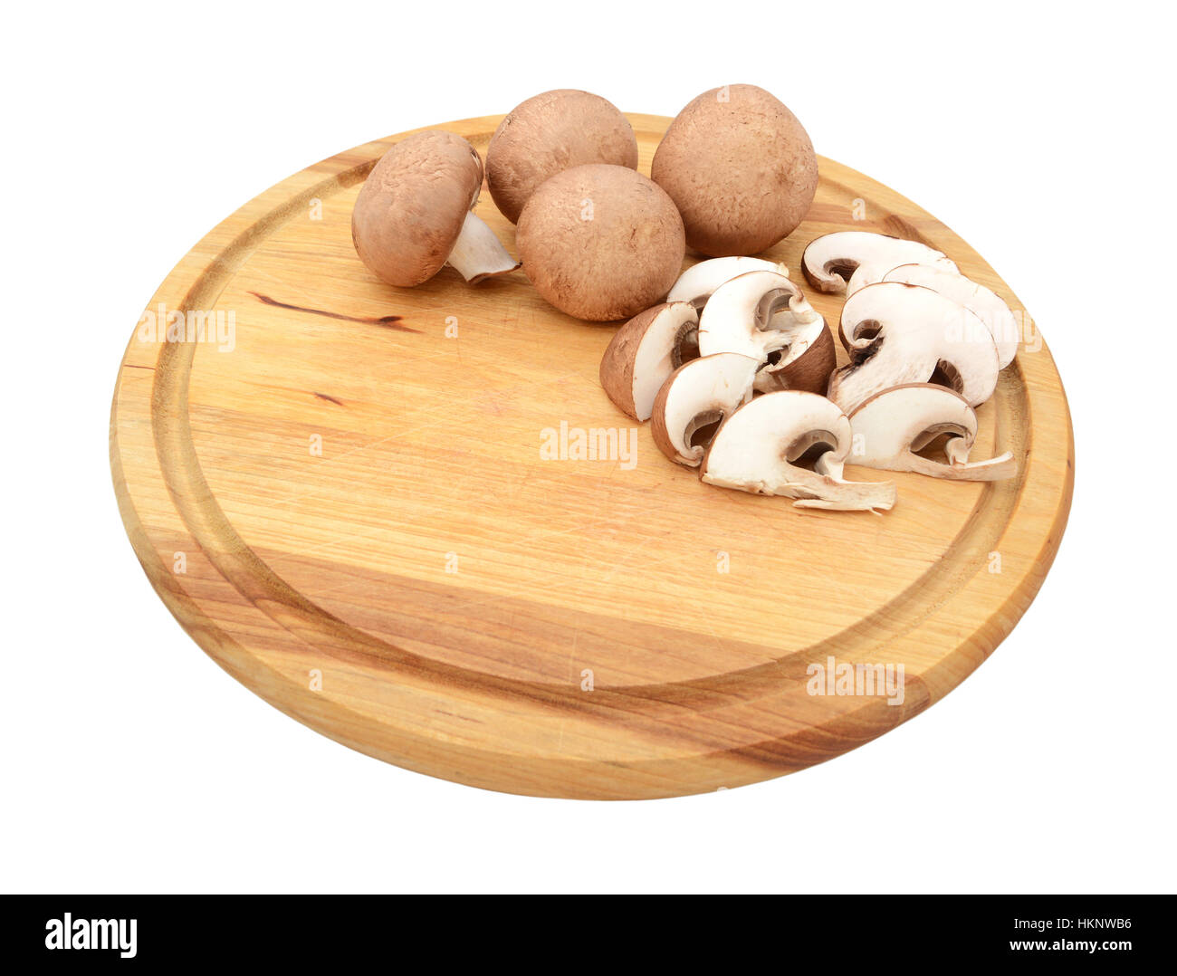 Tranchés et entiers et frais, champignons châtaigne avec copie espace sur une planche à découper en bois, isolé sur fond blanc Banque D'Images