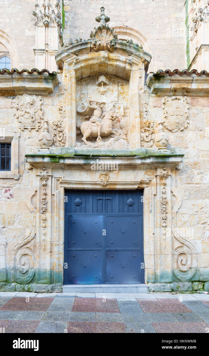 Salamanque, Espagne, Avril - 17, 2016 : Le baroque-renaissance portail nord de l'église Iglesia de Sancti Spiritus. Banque D'Images