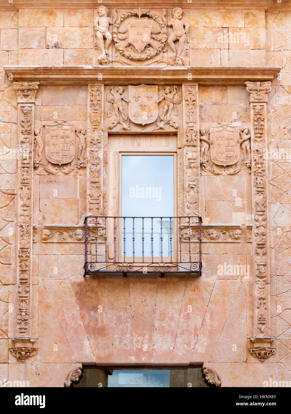 Salamanque, Espagne, Avril - 16, 2016 : la façade plateresque de bâtiment de Centro de estudios Brasilenos (Université) par Juan de Alava (1530-1531). Banque D'Images