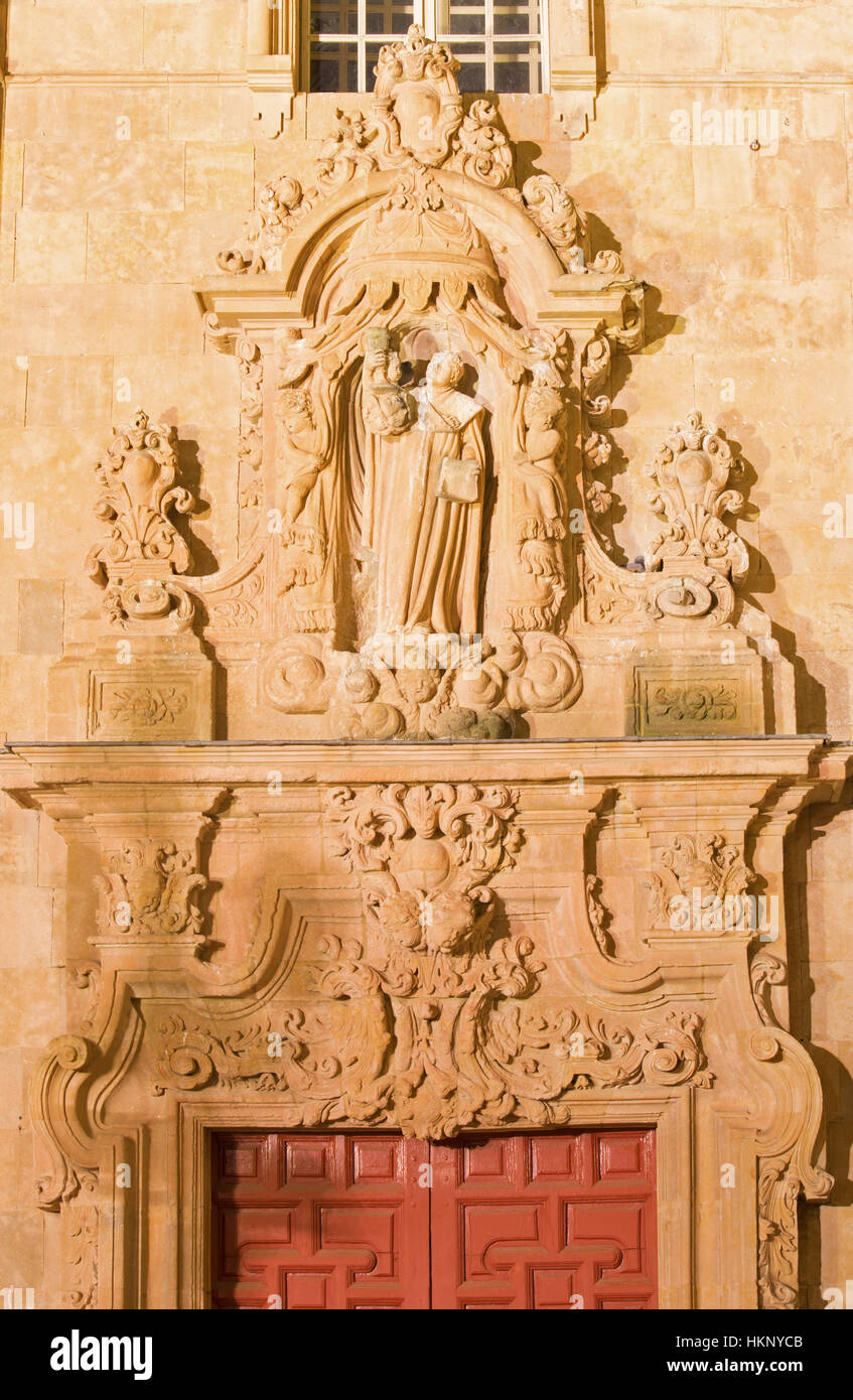 Salamanque, Espagne, Avril - 17, 2016 : Le portail baroque de l'église Iglesia de San Sebastian avec le fleuve de Saint José de Churriguera de Larra Banque D'Images