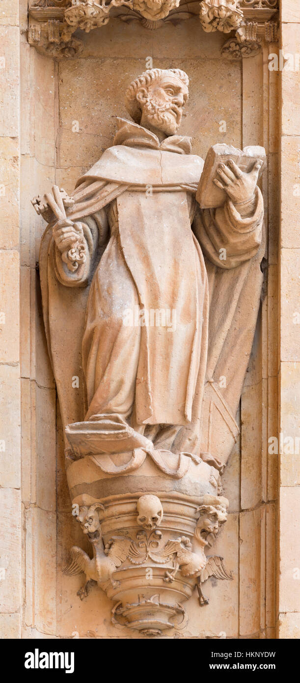 Salamanque, Espagne, Avril - 17, 2016 : La Saint Pierre Apôtre que le détail du portail de Convento de San Esteban par Juan Ribero de Rada Banque D'Images