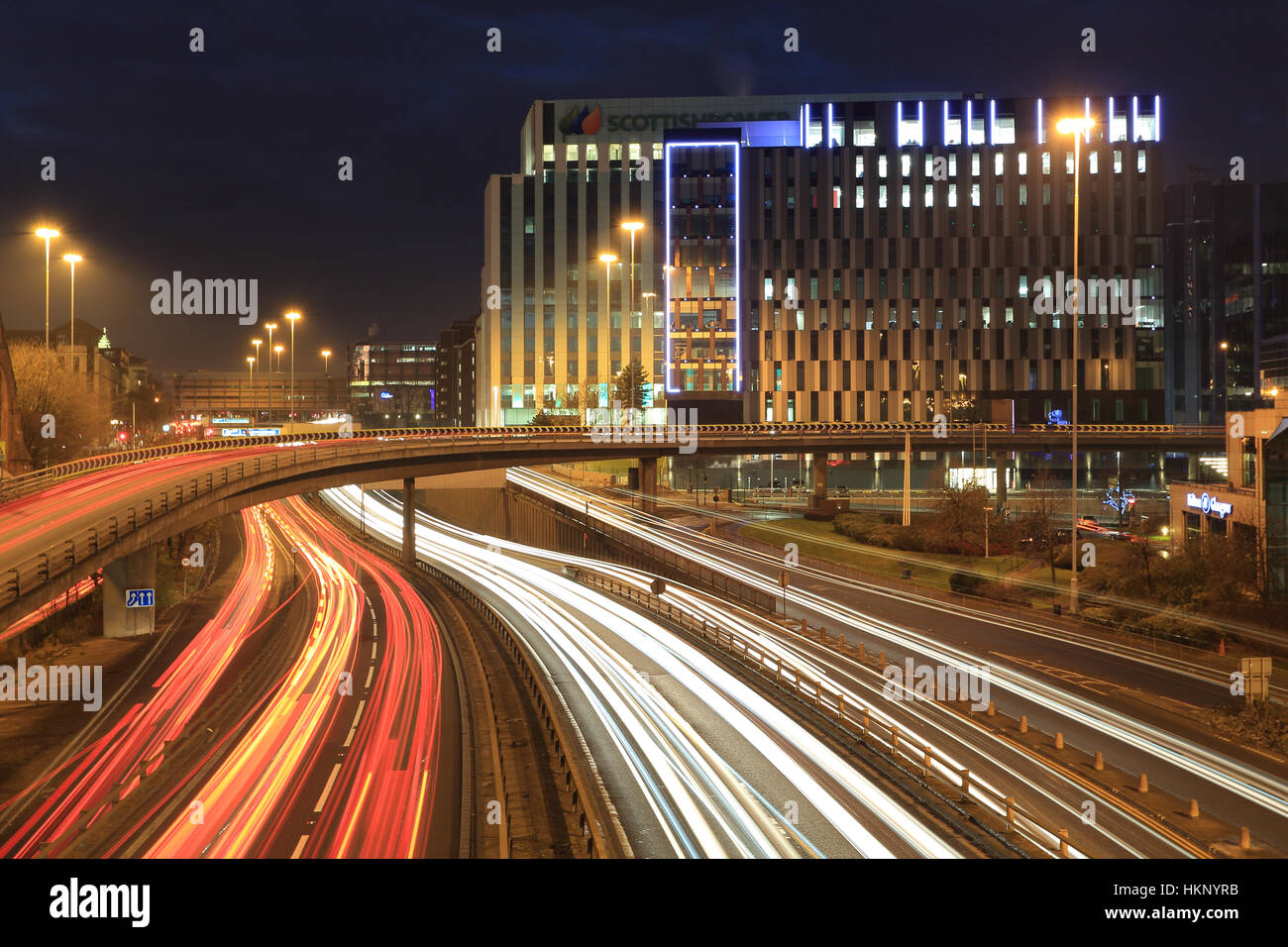 Trafic M8 photographie prise de la passerelle, à l'Anderston Glasgow à Nuit Banque D'Images