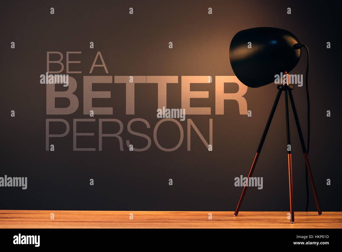 Être une meilleure personne motivational quote sur office mur derrière le bureau éclairé par l'ampoule Banque D'Images