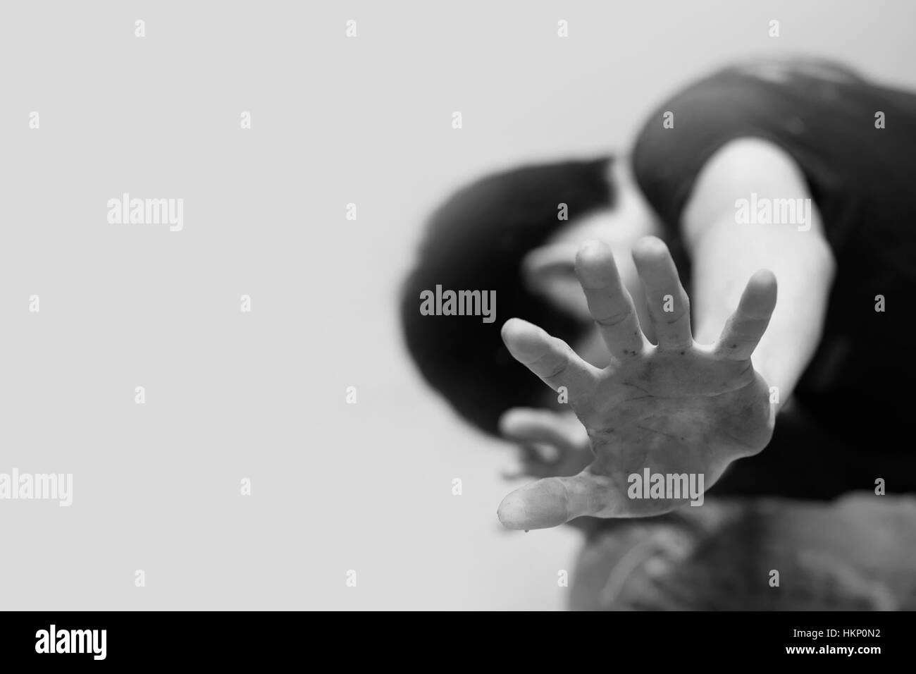 Man show sans espoir Haut les mains face au mur Banque D'Images