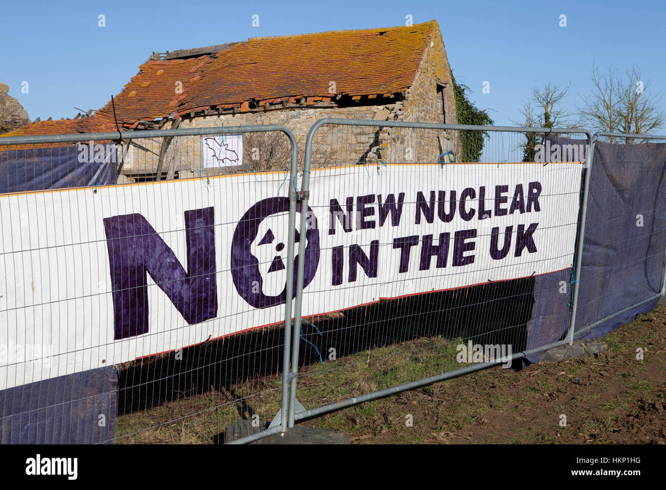 Manifestation anti-nucléaire à Hinkley Point North Somerset . Les manifestants ont occupé une maison de ferme qu'EDF à défricher la terre bien avant qu'ils ont reçu l'autorisation de planification pour une nouvelle centrale électrique à Hinkley C dans le cadre du gouvernement britannique de neuf plan nucléaire Banque D'Images