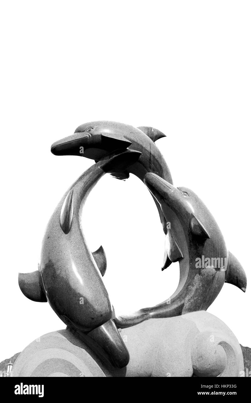 Oman musact statue de dauphin dans la mer et ciel clair Banque D'Images
