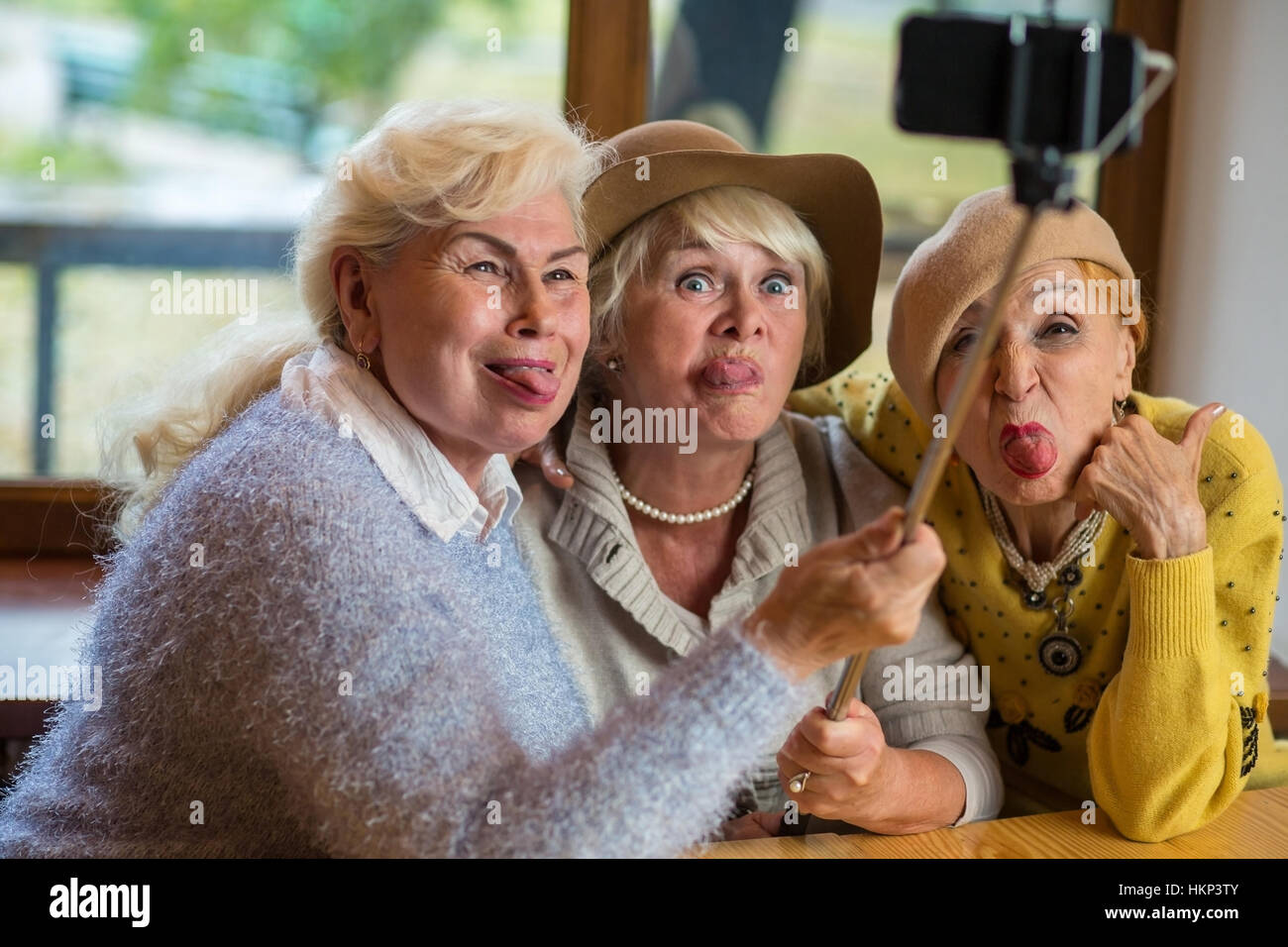 Selfies Trois femmes prenant. Banque D'Images