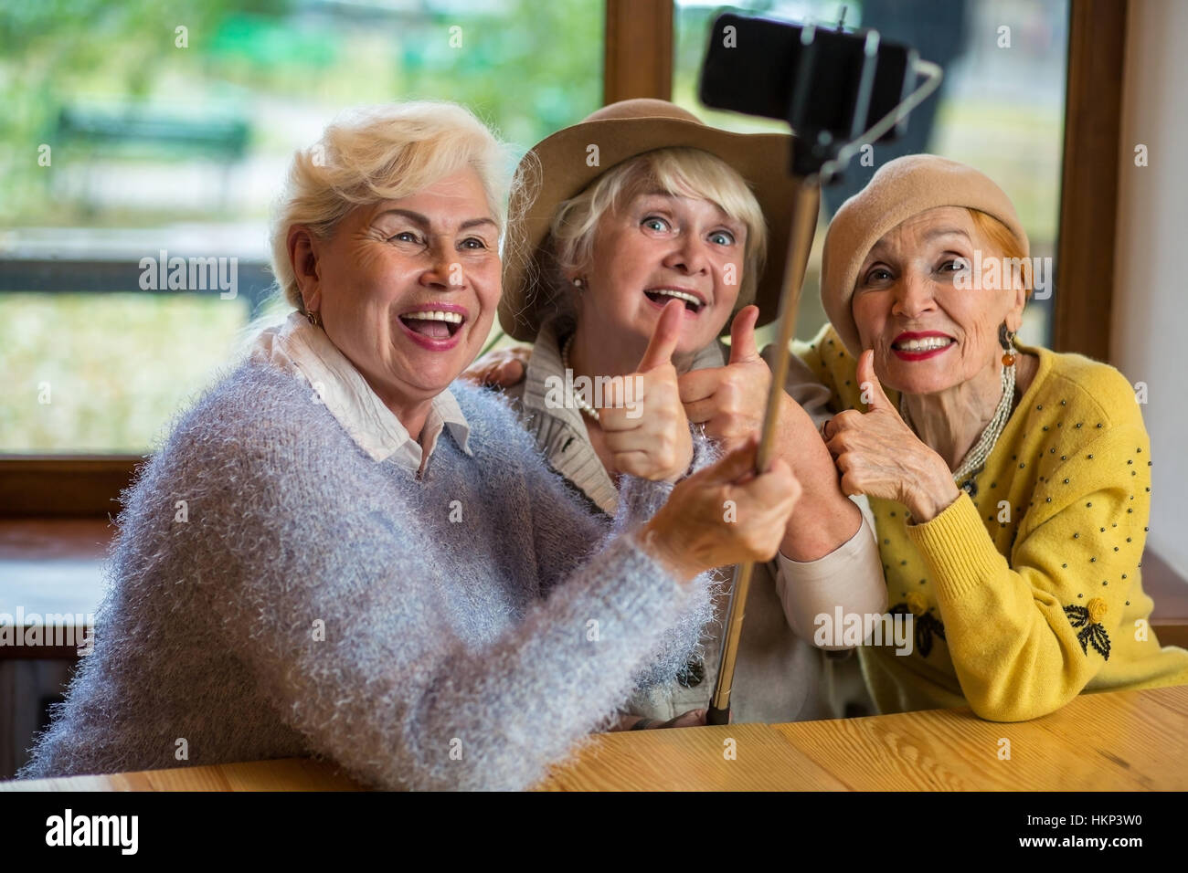 Femmes prenant à table. selfies Banque D'Images