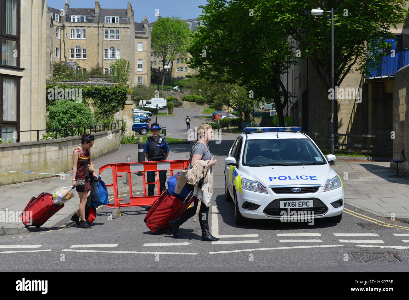 Bath, Royaume-Uni - Mai 13, 2016 : La police monte la garde à un barrage routier à proximité d'une bombe de la DEUXIÈME GUERRE MONDIALE découverts sur un chantier de construction. Banque D'Images