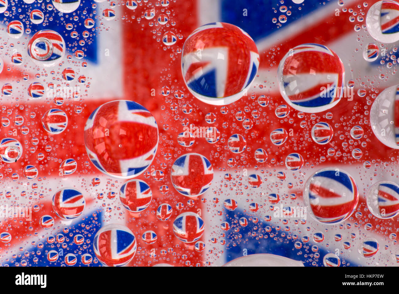 Gouttes d'eau montrant des images de l'Union Jack, drapeau de l'United Kingdom Banque D'Images
