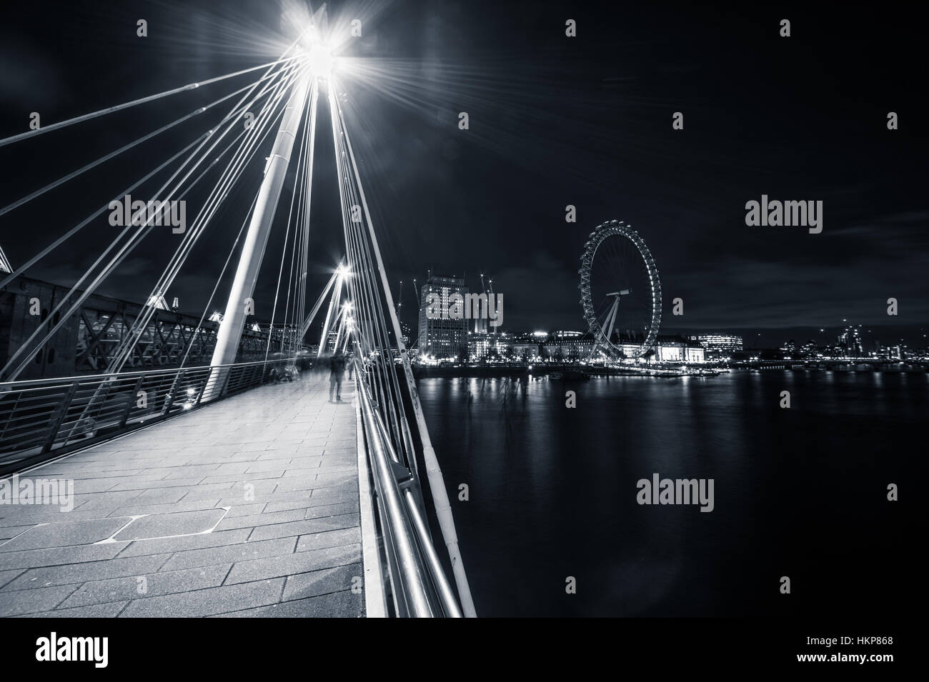 Vue sur le London Eye à partir du pont du Jubilé. Banque D'Images