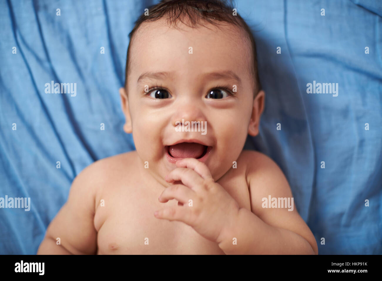 Close up of small baby laying on bed Vue de dessus Banque D'Images