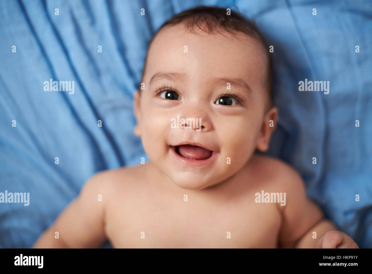 Close up of baby boy portant sur la couverture bleue Banque D'Images