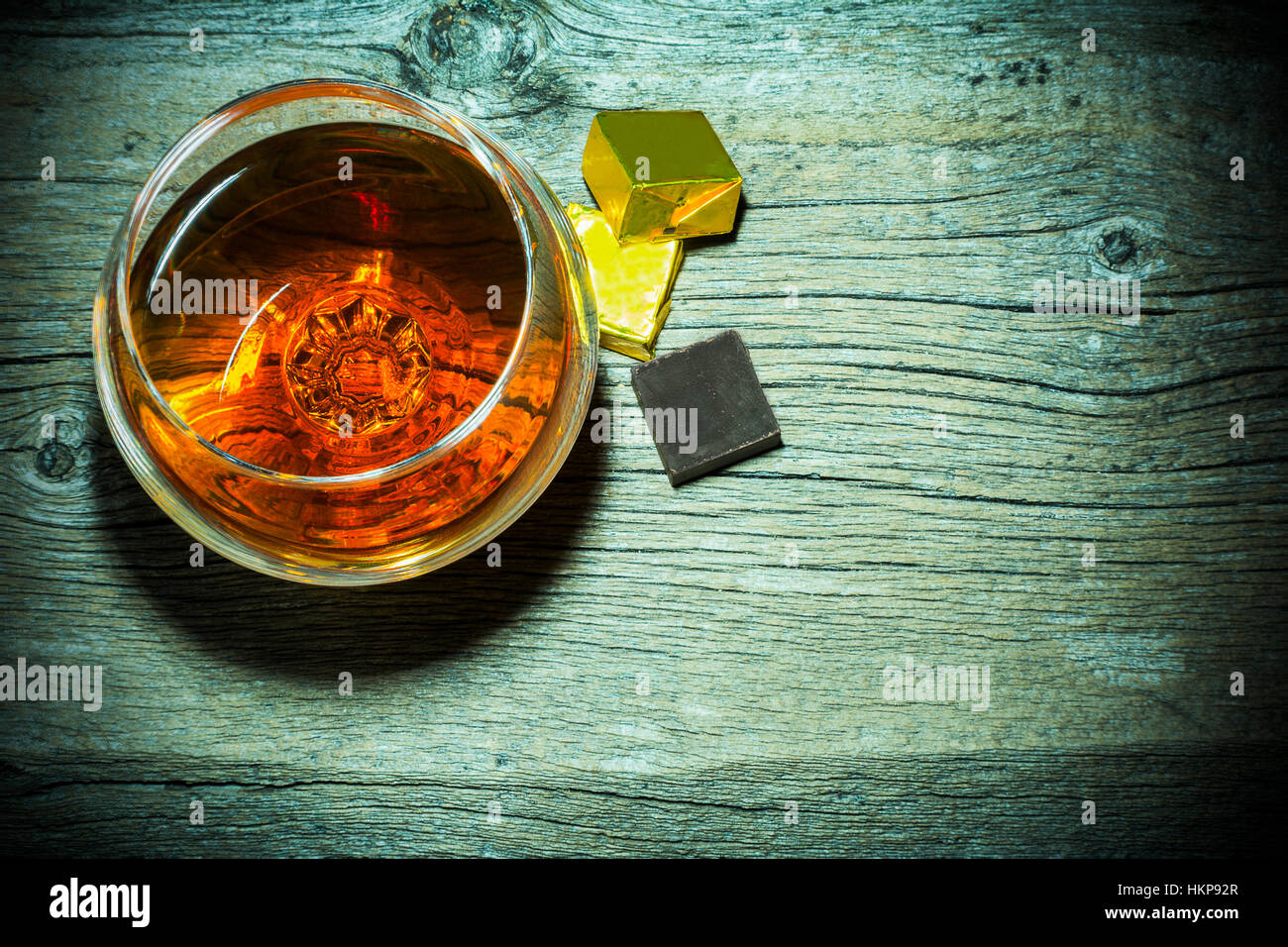 Petit Verre de Bourbon et de chocolat sur fond de bois vieux vue d'en haut. Old fashioned whisky ou scotch verre comme symbole de la solitude. La vie encore insalubres ou b Banque D'Images