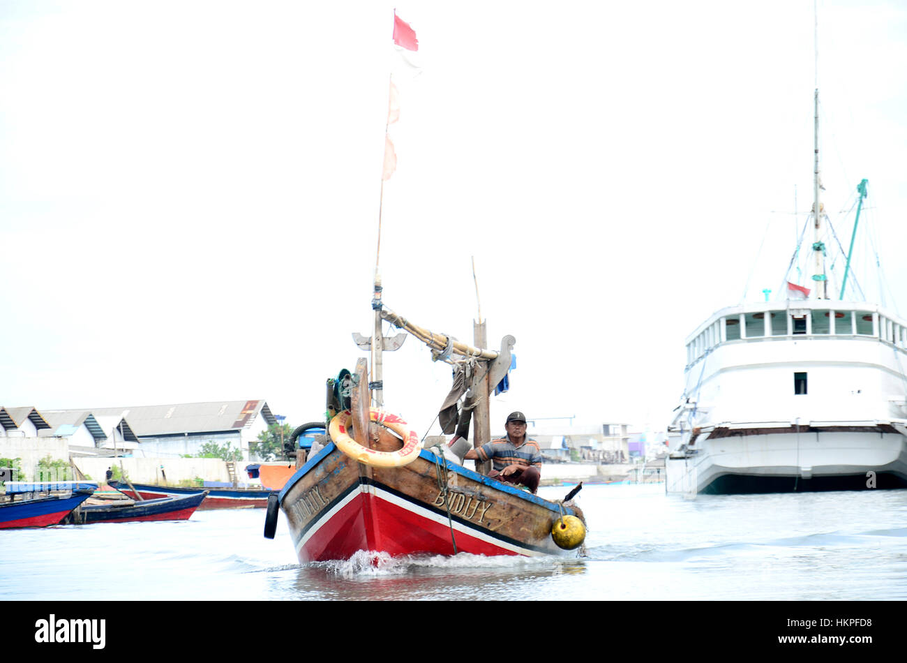 Pêcheur dans le bateau au Port de Sunda Kelapa Banque D'Images