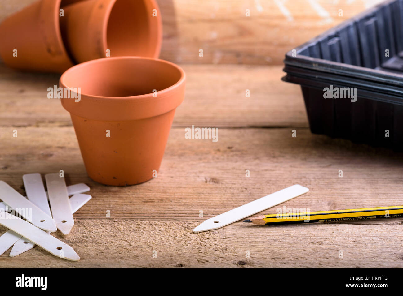 Banc d'empotage avec pots en argile et des étiquettes de semences. Banque D'Images