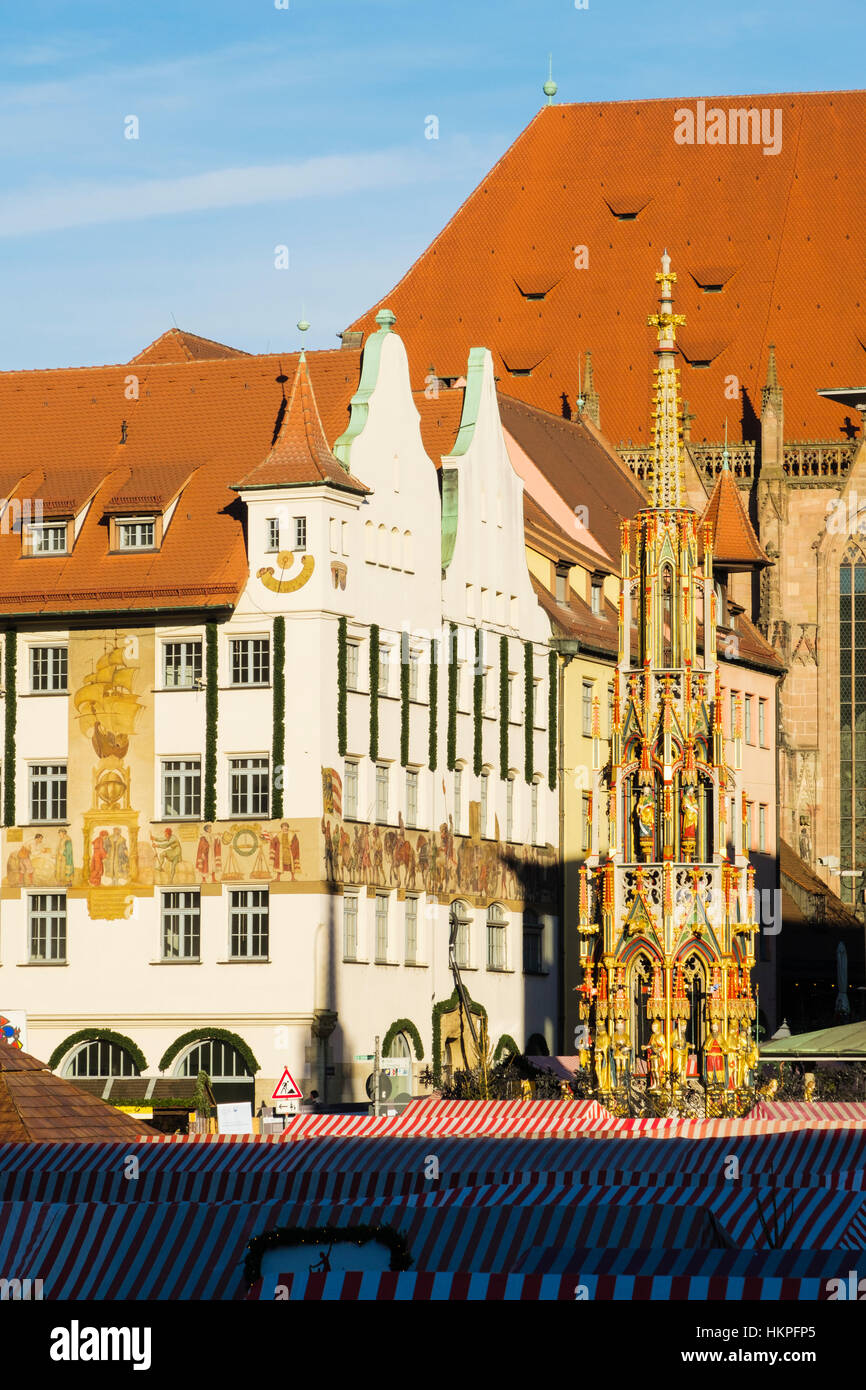 Vue sur les étals du marché de Noël à am Brunnen belle fontaine dans la place Hauptmarkt. Nuremberg, Bavière, Allemagne Banque D'Images