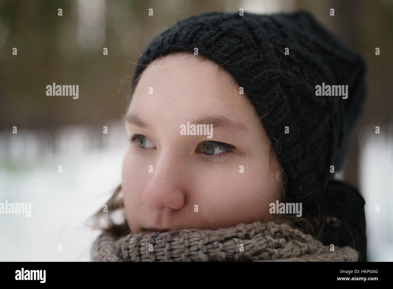 Teenage girl closeup portrait en hiver forêt de pins Banque D'Images