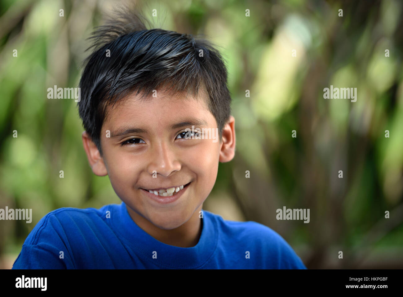 Heureux garçon latino avec sourire dans la nature Banque D'Images