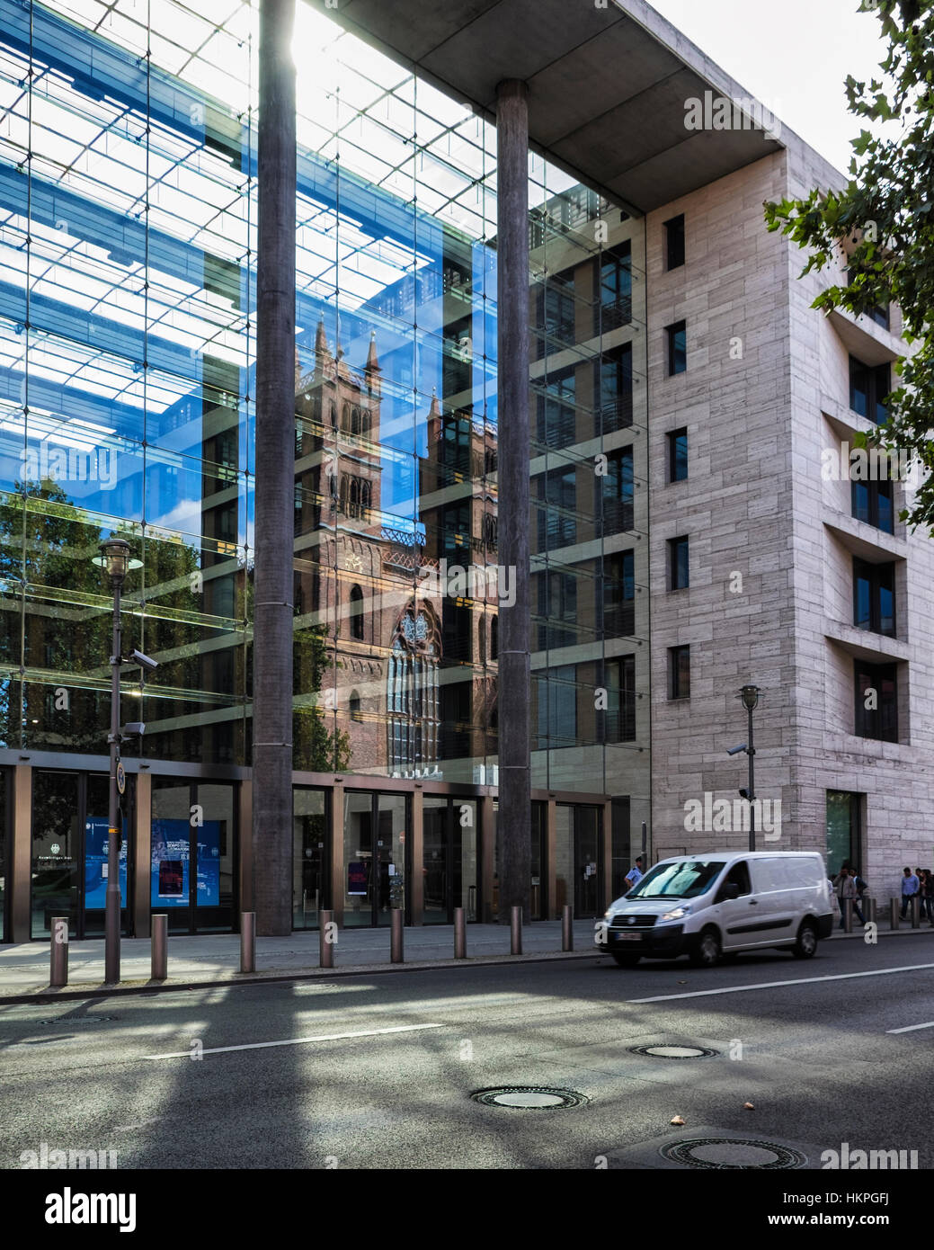 Berlin Mitte, la belle église néo-gothique Friedrichswerder reflétée dans l'Auswärtiges Amt der Bundesrepublik building Banque D'Images