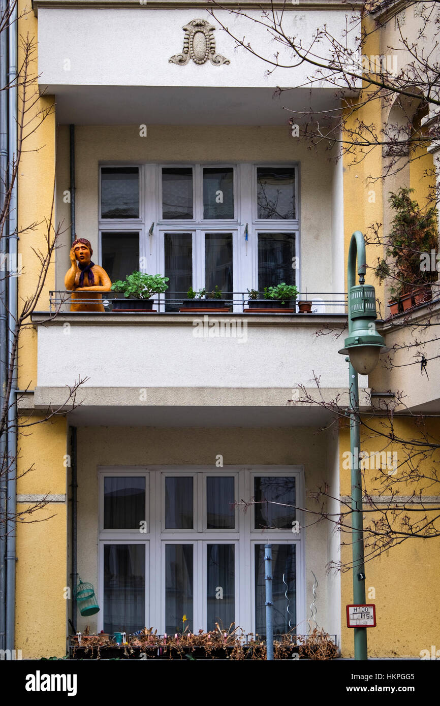 Berlin Prenzlauerberg, amusant, balcon ornement, maquette en bois Banque D'Images