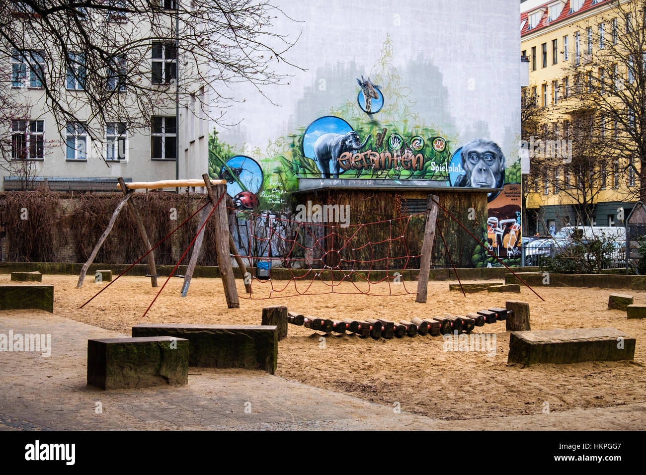Berlin, Prenzlauer Berg, aire de jeux pour enfants avec balançoires et street art Banque D'Images