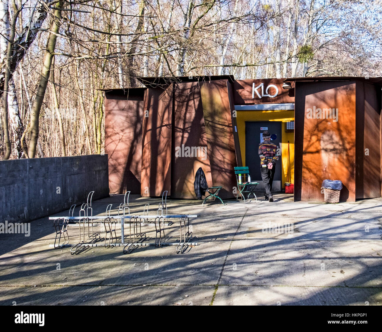 Berlin, Natur-Park Schöneberger Südgelände - toilettes fabriqués à partir de métal rouillé et les matières de récupération Banque D'Images