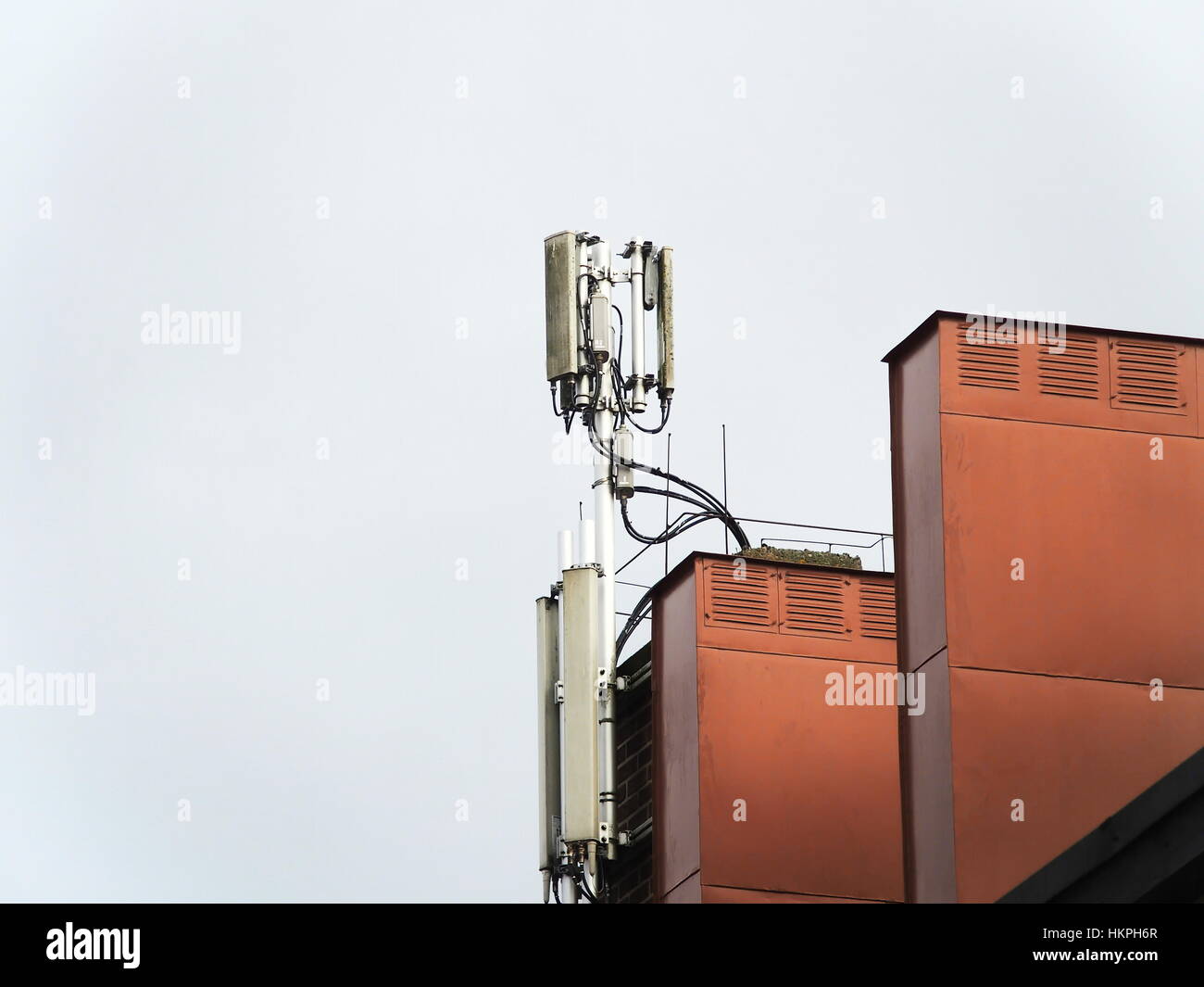 Les antennes de téléphonie cellulaire sur une cheminée rouge Banque D'Images