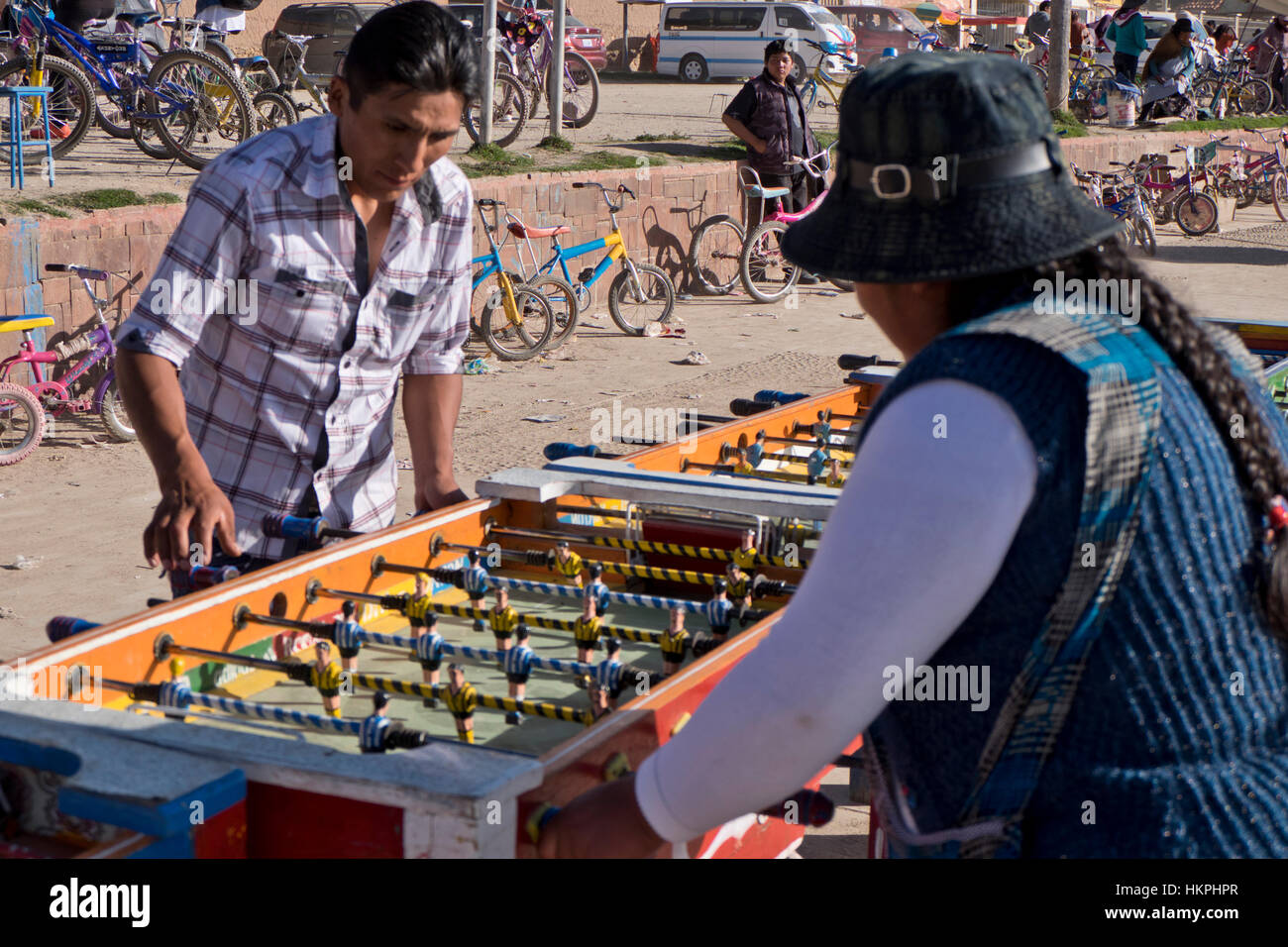 Les autochtones locales de jouer au baby-foot dans le complexe de Copacabana sur le lac Titicaca, en Bolivie Banque D'Images