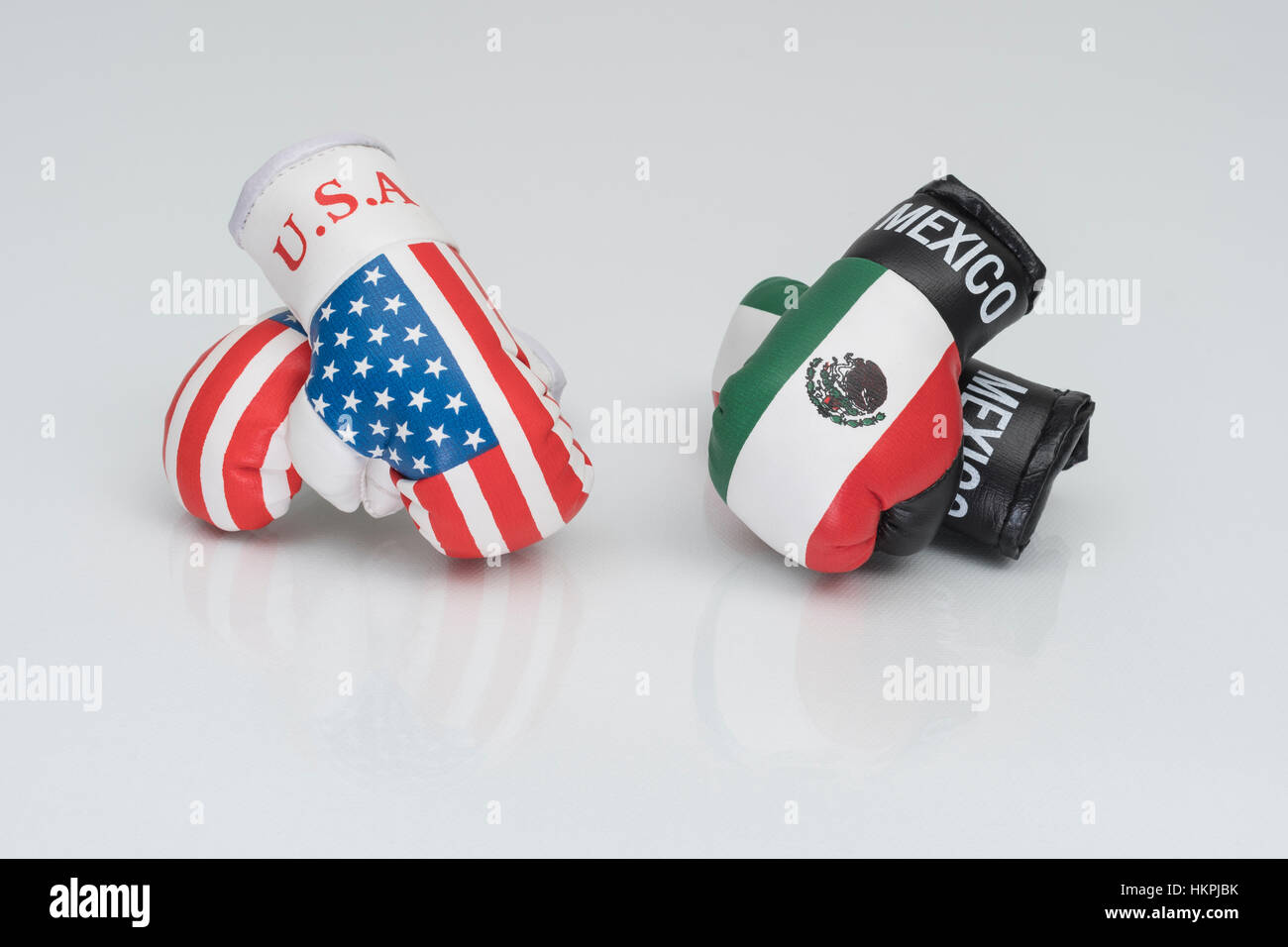 America-Mexico face-à-face (Donald Trump) représenté par USA et emblème mexicain des gants de boxe. Ventilation de l'ALENA concept. Banque D'Images