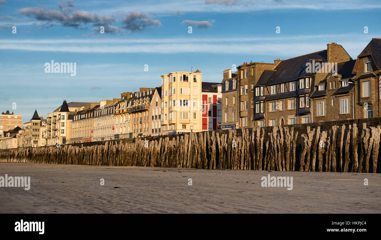 Les bâtiments, murs en pierre et de la plage à Saint-Malo, France Banque D'Images