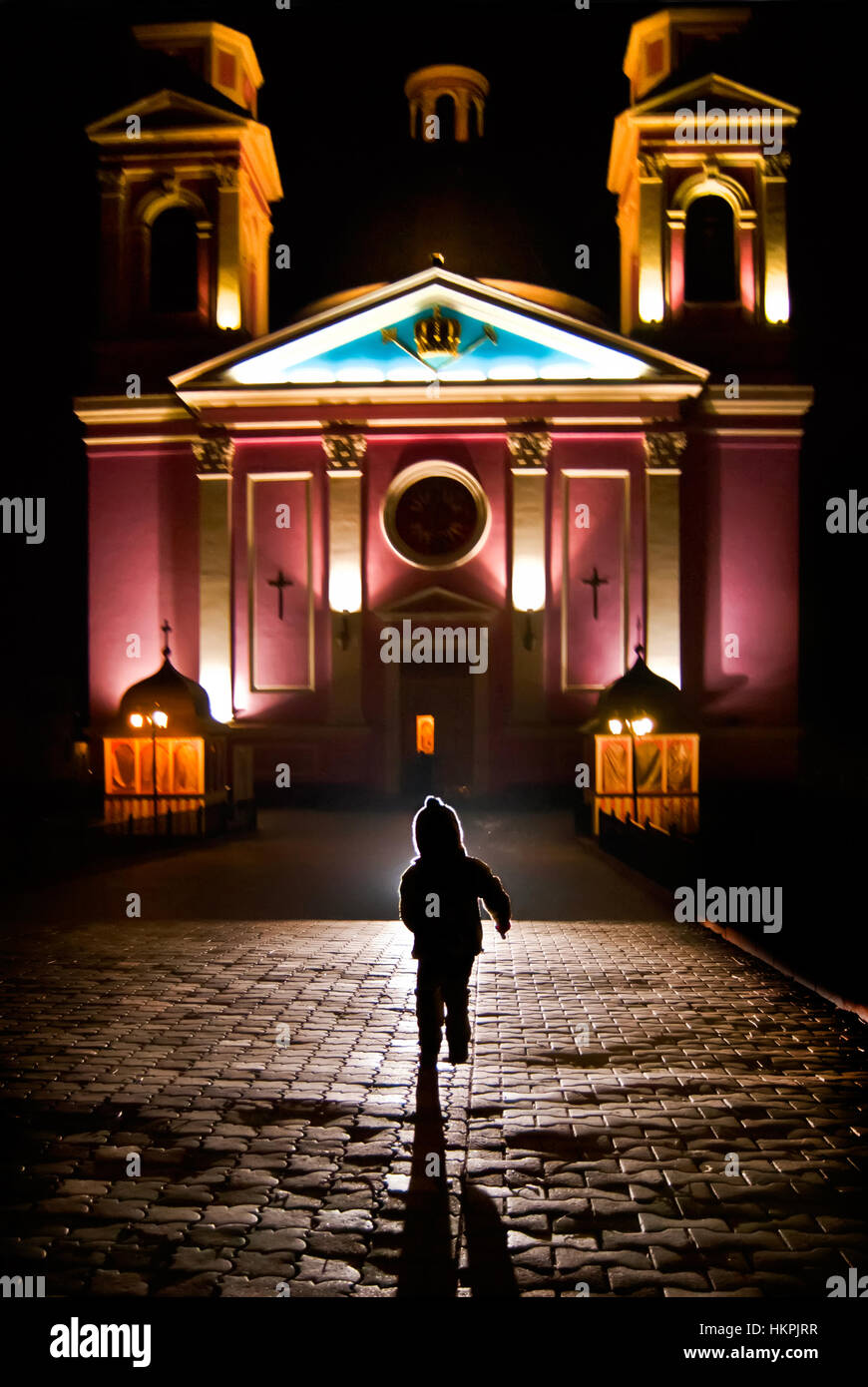 Un enfant fait dans l'église et illuminée par un faisceau de lumière Banque D'Images