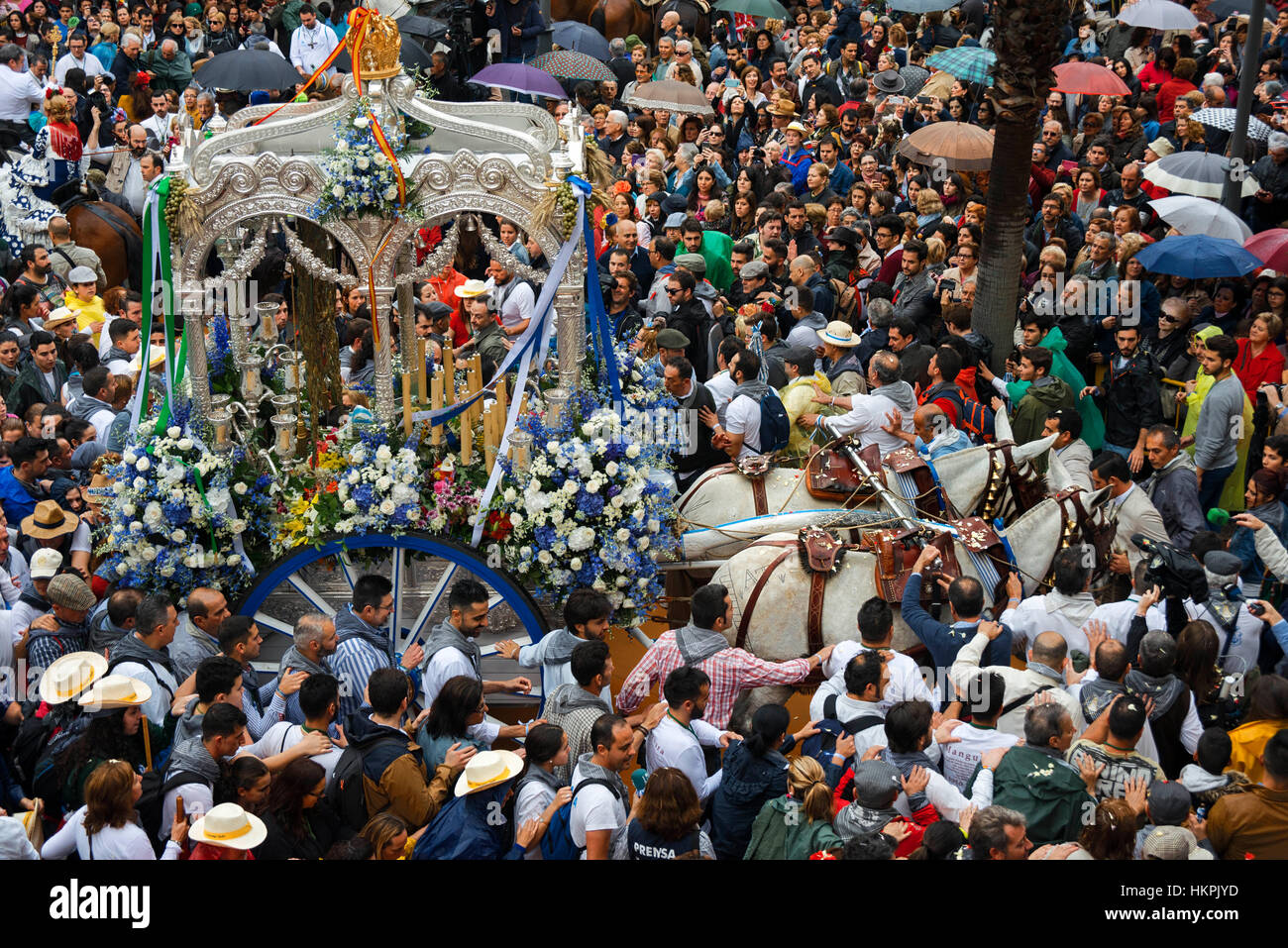 Dans processionin Romeria Rocio Huelva et Séville, Andalousie, espagne. Commencé dans le centre-ville de Huelva. Arrêt à Huelva Mairie. Banque D'Images