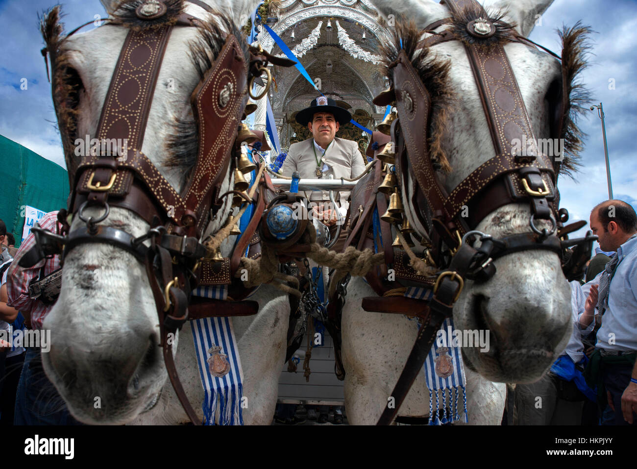 Dans processionin Romeria Rocio Huelva et Séville, Andalousie, espagne. Pèlerins entre Huelva et d'Almonte. Banque D'Images