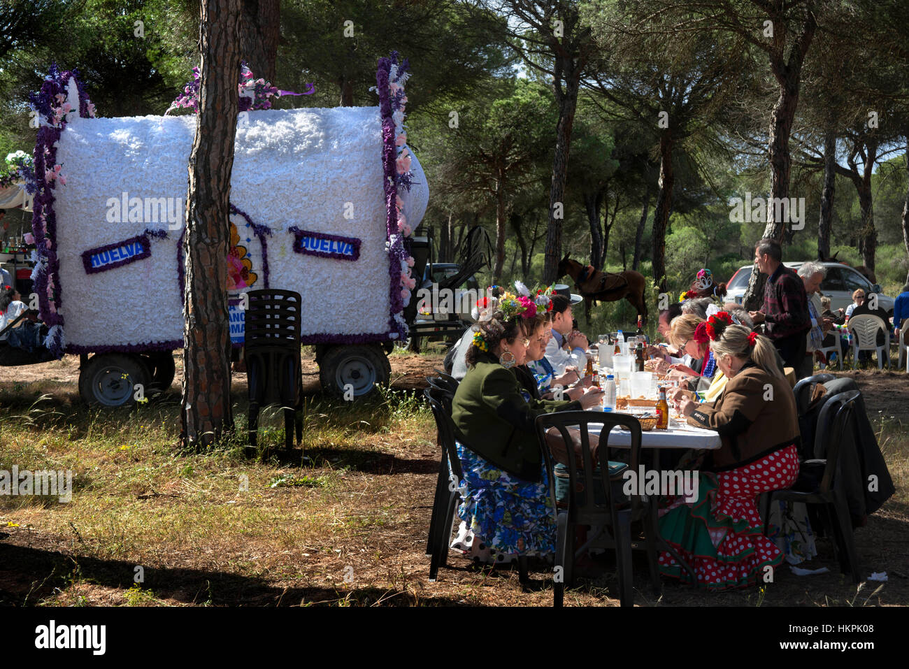 Dans processionin Romeria Rocio Huelva et Séville, Andalousie, espagne. Pèlerins entre Huelva et d'Almonte. Banque D'Images