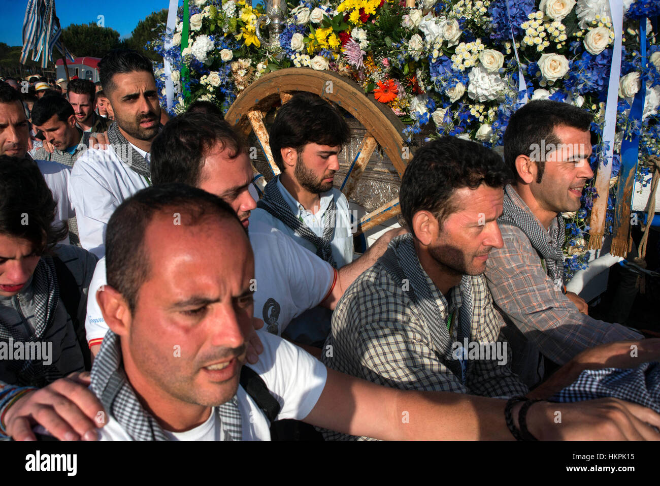 Dans processionin Romeria Rocio Huelva et Séville, Andalousie, espagne. Pèlerins entre Huelva et d'Almonte. Banque D'Images