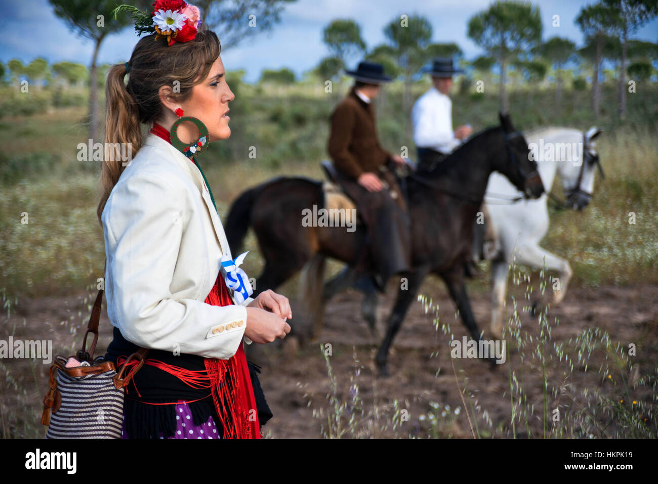 Dans processionin Romeria Rocio Huelva et Séville, Andalousie, espagne. Pèlerins entre Huelva et d'Almonte. Banque D'Images