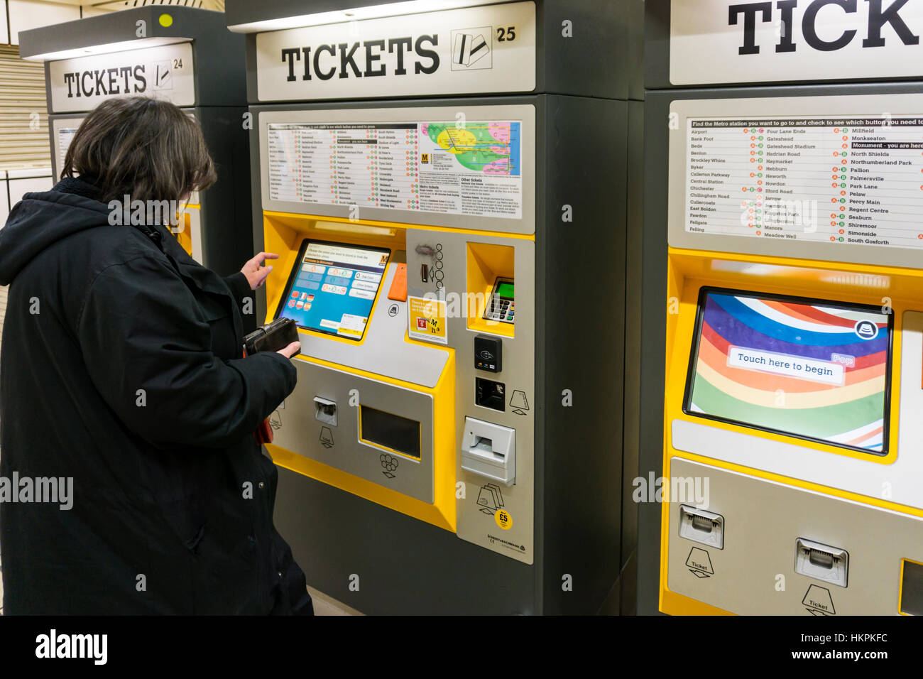 Femme Achat de billets pour le système de métro de Newcastle. Banque D'Images