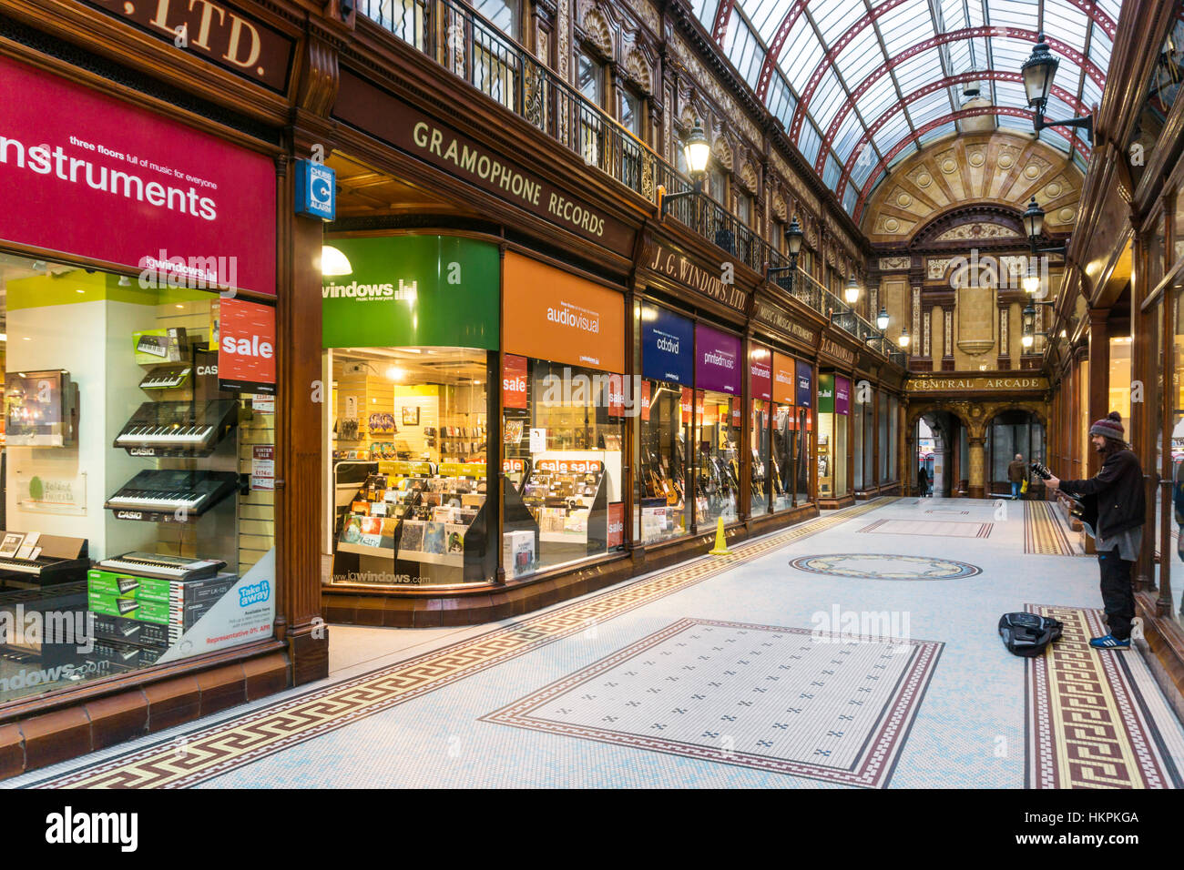 Un musicien ambulant dans l'Arcade centrale, Newcastle. L'arcade a été construit en 1906 et conçu par la firme de Newcastle Oswald et fils. Banque D'Images