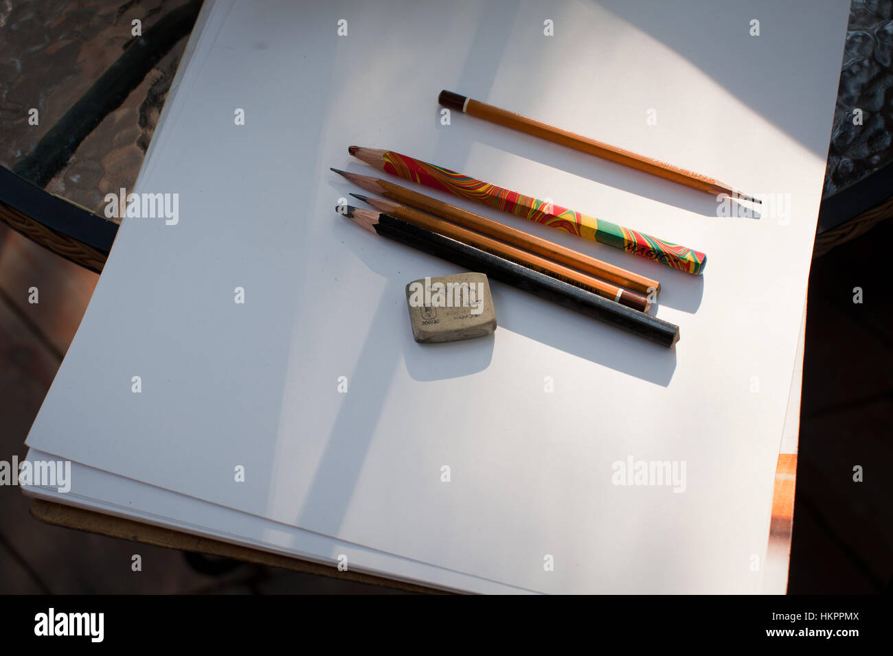 Les listes blanches de documents avec des crayons pour dessiner Banque D'Images