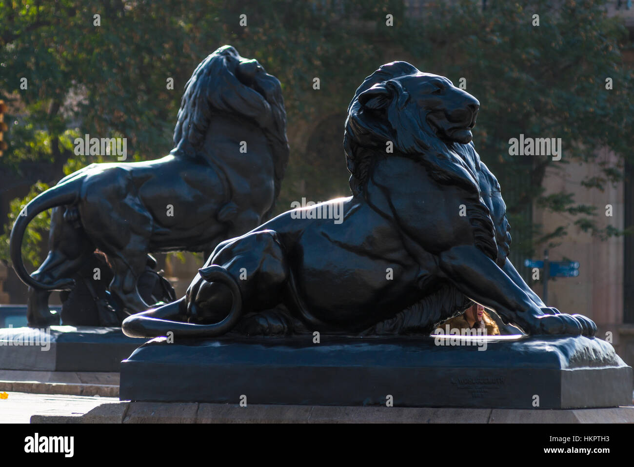 Les Lions à la Porta de la Pau square, Barcelone, Espagne. Banque D'Images