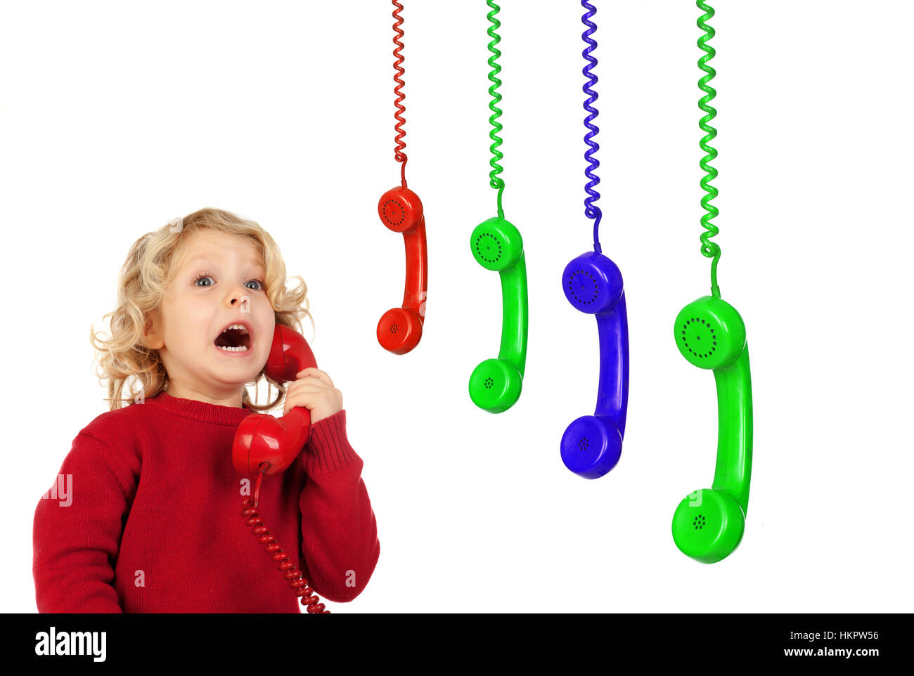 Drôle de petit enfant à parler au téléphone et d'autres téléphones hunging colorées isolé sur fond blanc Banque D'Images