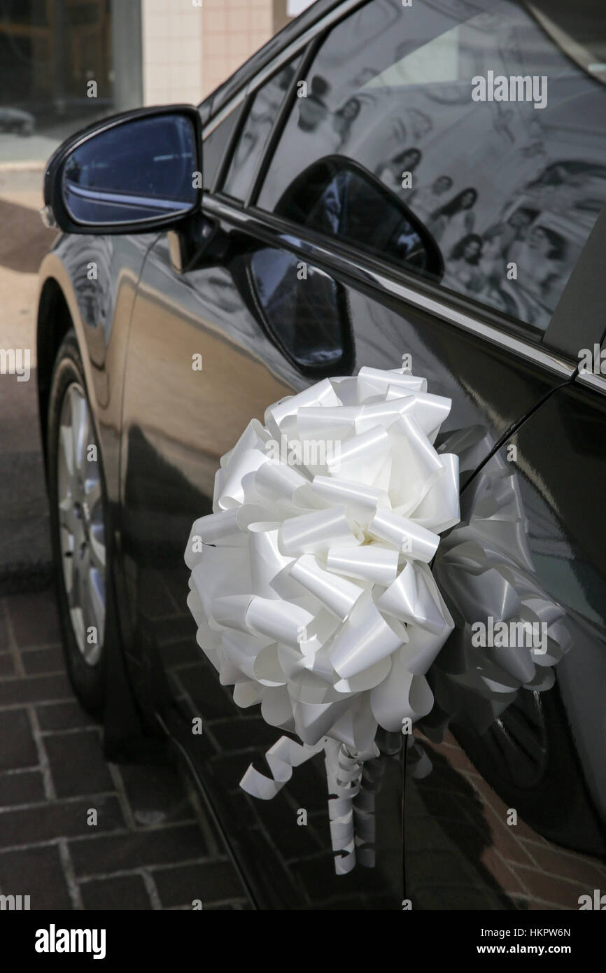 Voiture noir avec décorations suite nuptiale Banque D'Images