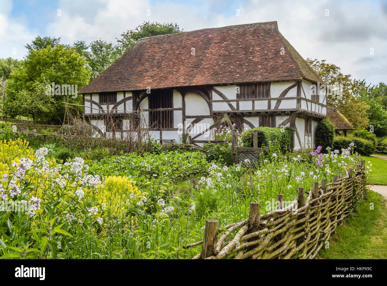 English Farmhouse au milieu d'un champ au musée en plein air Weald & Downland de Singleton, dans le sud-est de l'Angleterre. Banque D'Images